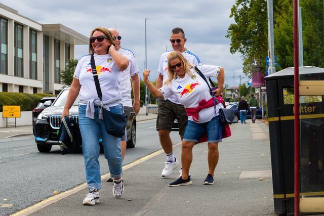 开云-乌龙！女子为丈夫网购利兹联官方新款装备，却收到XXXL桑德兰球衣