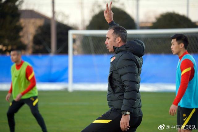 开云体育官网-国足助教佩普进入角色 抵达日本首练就上大量课